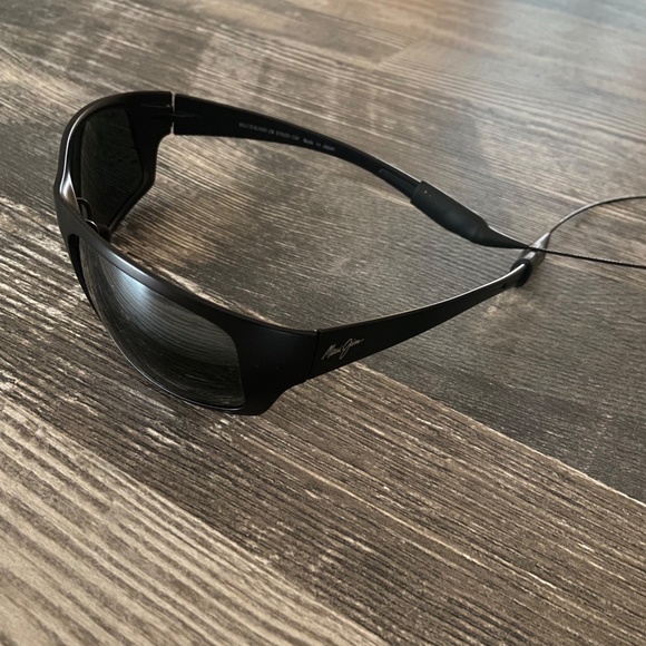 Maui Jim Big Wave Sunglasses. Black. Mens - Picture 10 of 11